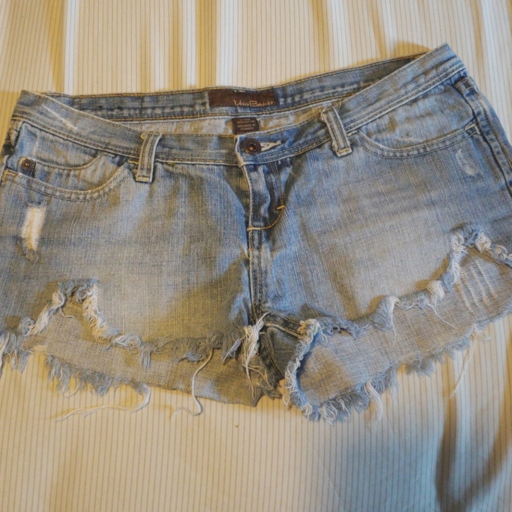 Low-rise frayed blue jean shorts